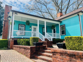 Old Oak Cottage located in the heart of Roswell